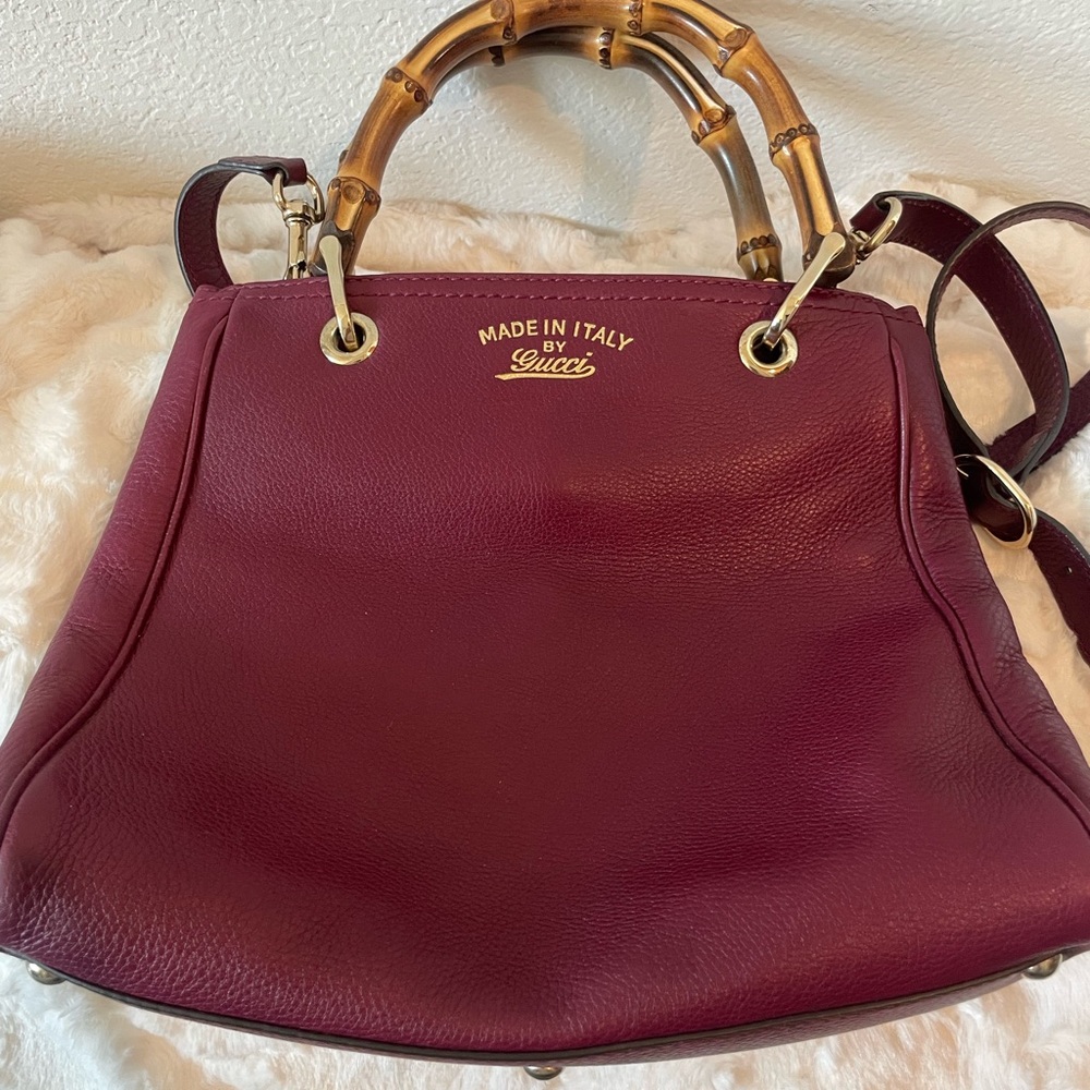Gucci small shoulder bag with bamboo handles and also a strap.